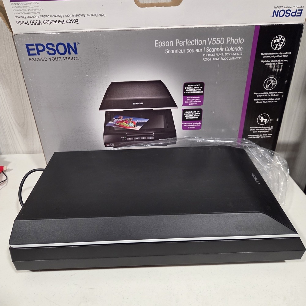 Epson V550 Photo Color Scanner in Box with Film Adapters. Mint Condition. Tested - Picture 3 of 6